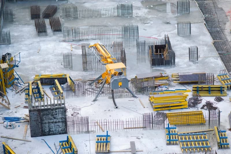Bauzulieferindustrie – Baustelle mit Kran und Betonbau