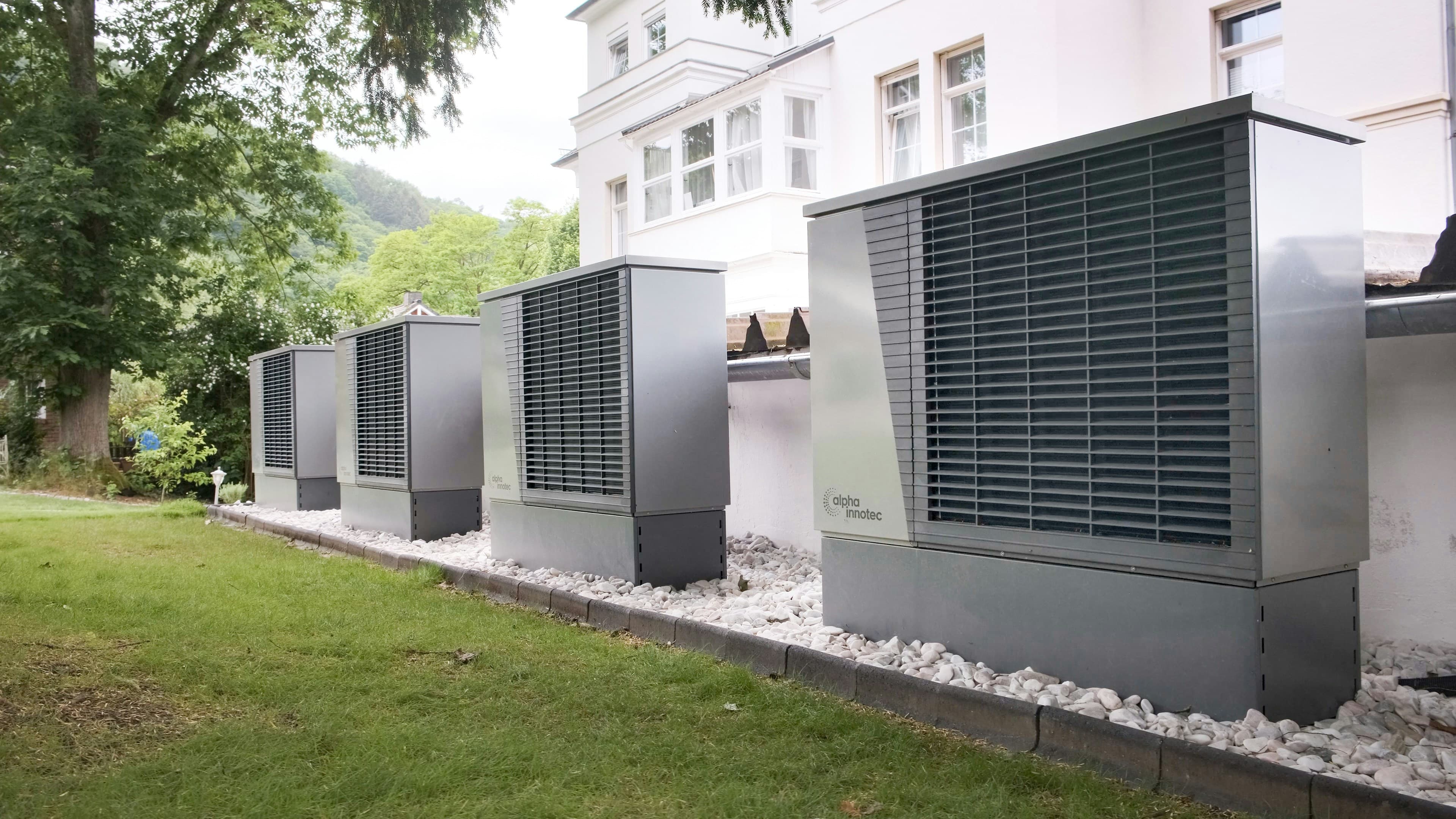 HLK- & Energietechnik – Wärmepumpenkaskade vor historischem Altbau